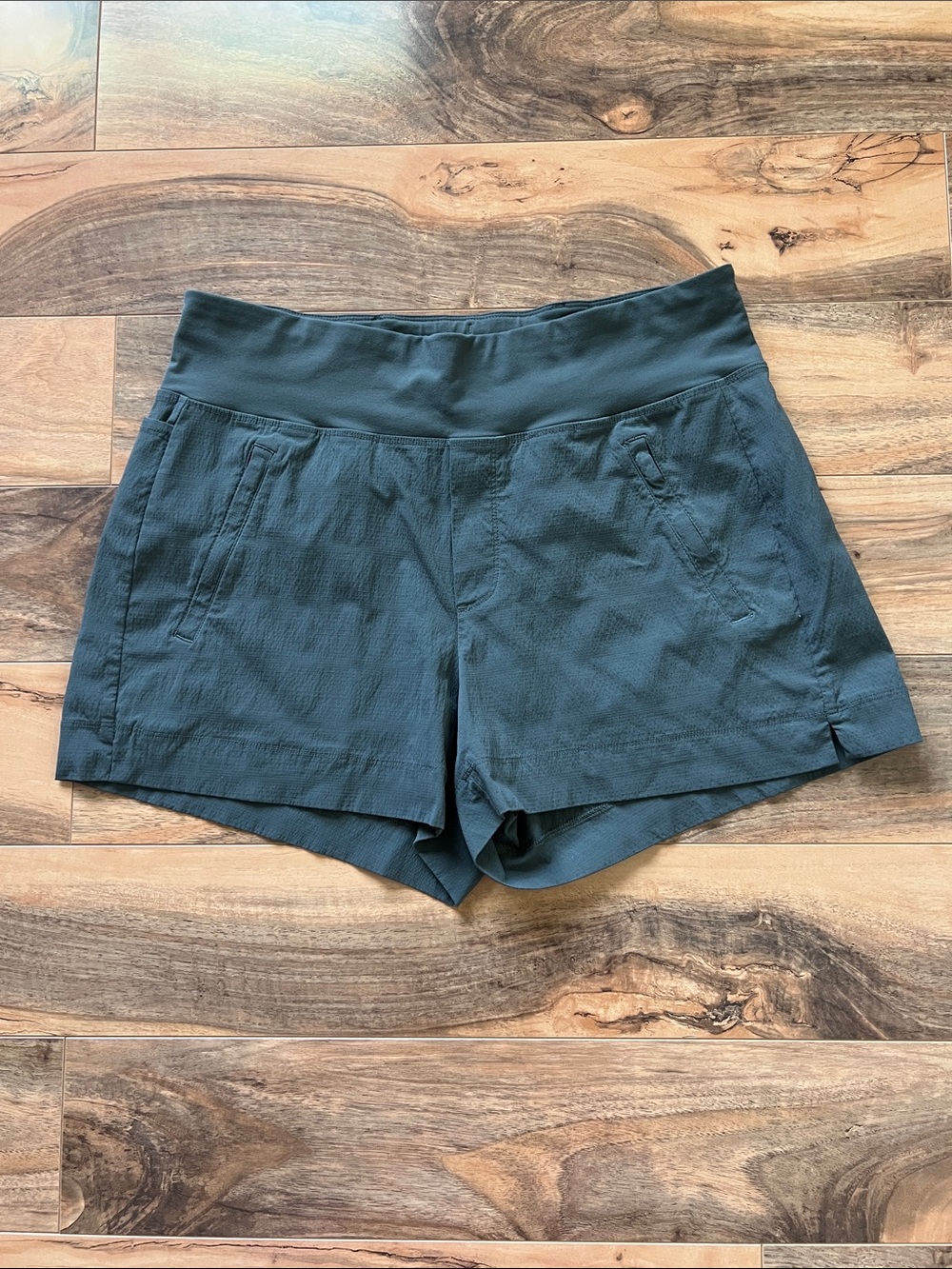 Athleta Trekkie North Shorts Army Green Hiking Active Size 8 Zipper Pockets